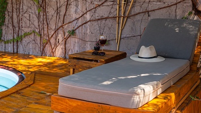 [Imagen de una tienda de glamping de lujo por dentro]