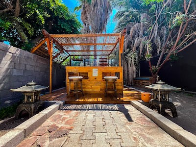 [Imagen de una persona haciendo senderismo en la montaña al atardecer]